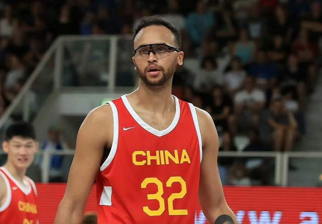 中国男篮一喜一忧！李凯尔爆发正负值+19，周琦低迷2次空篮不进