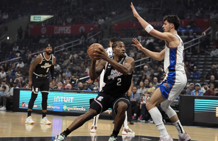 小卡31+9王者回归：关键时刻连得8分统治比赛 乔治为他疯狂庆祝