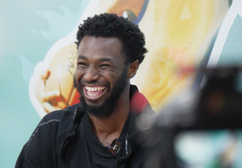 维金斯再露治愈笑容：学说东北话+用筷子尝美食 将与网红打百分大战