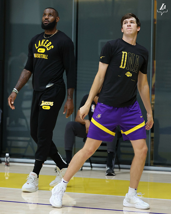 揭秘湖人训练营！詹姆斯连秀杀招+中3分怪叫庆祝 八村海斯霸气暴扣