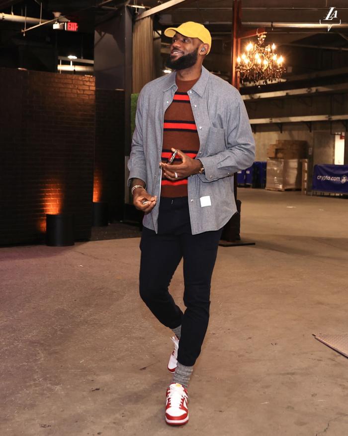 詹姆斯提前4小时入场 ESPN专访声明引热议：球迷希望他离开湖人