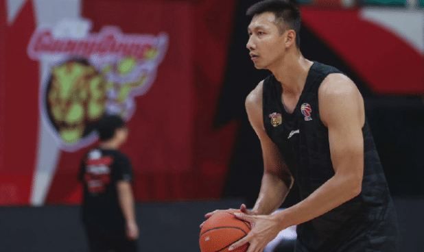 易建联低迷被抨击！名记解读：G1出现拉伤，广东封锁消息未官宣