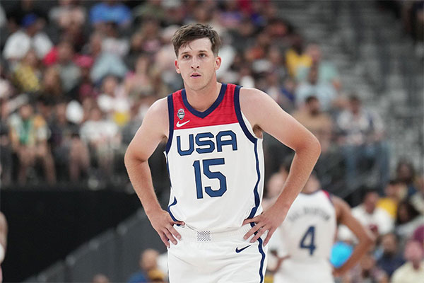 里夫斯美国队首秀引热议：詹姆斯发声狂赞 杜兰特格林见证43分大胜