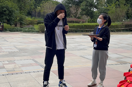 郭艾伦正式抵达赛区！喝摔碗酒壮行，伤病和天价罚款亟待解决