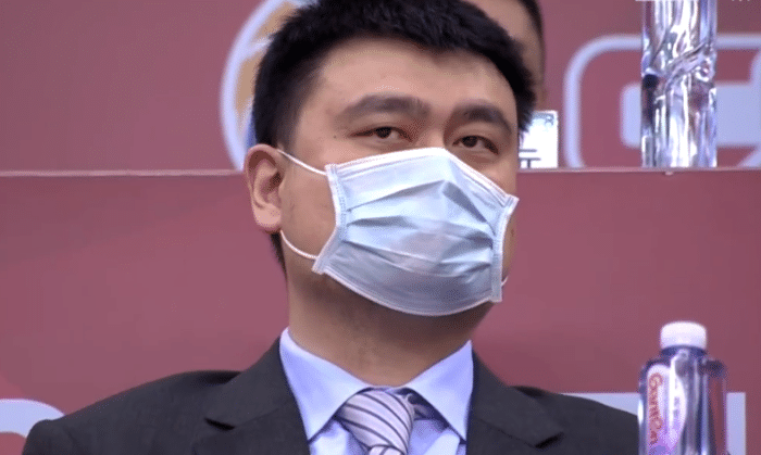 姚明观战！韩德君膝盖顶翻杜润旺，刘志轩违体，胡明轩痛苦倒地