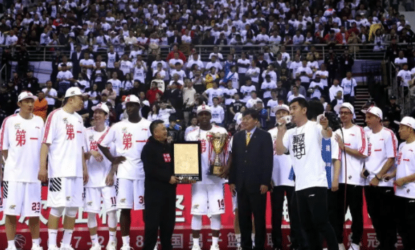 辽篮夺冠4周年！历史神同步，杨鸣率队再战广厦：力争横扫捧杯