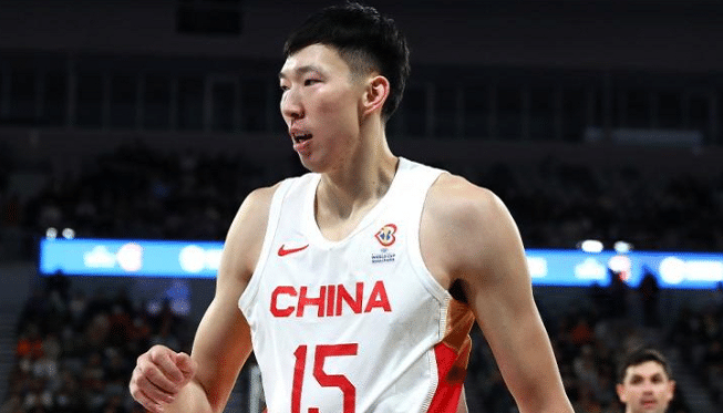 只身一人！周琦抵达迪拜，拖着伤腿还需转机，杜锋：特别感谢