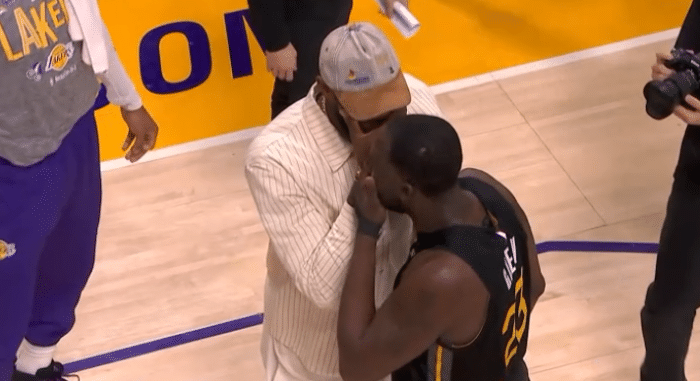 湖人赢球詹姆斯乐开怀：搂着库里大笑庆祝胜利 晋级季后赛概率达五成