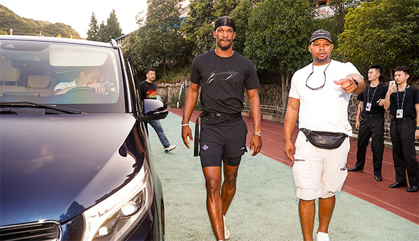 太燃了！巴特勒亮相村BA，现场爆满+安保护送，背投三分引欢呼