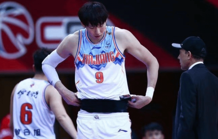 疯狂互撕！周琦举报新疆男篮签阴阳合同 新疆媒体：喂不熟