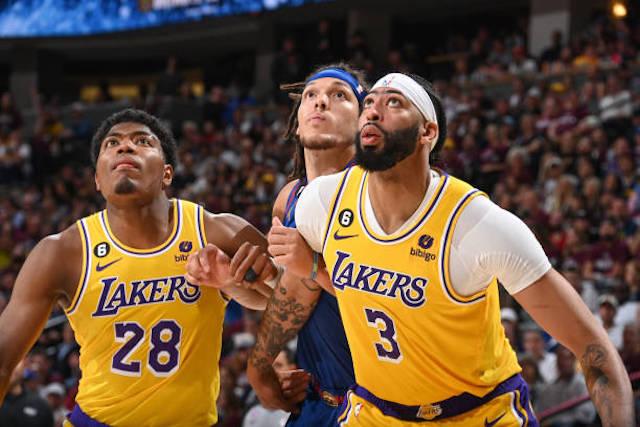 西决G2裁判引争议：拉塞尔恶犯放倒穆雷 詹姆斯摊手抱怨十分不满