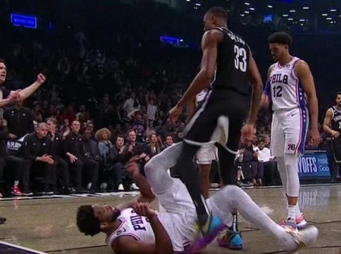 哈登二级恶犯被驱逐！打到对手裆部遭重罚 恩比德袭裆疑似假摔引热议