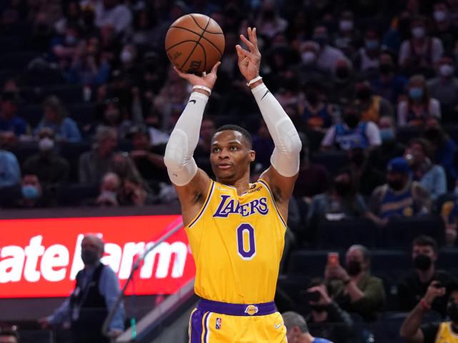 数据专家：这支湖人可能是史上投篮最差球队 威少投三分对方放三米