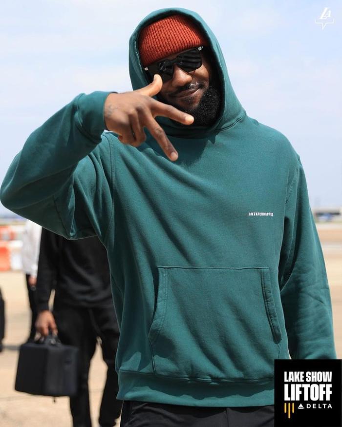 湖人出征爵士冲前六！曝詹皇伤后故意减重 官方祝贺浓眉夺周最佳