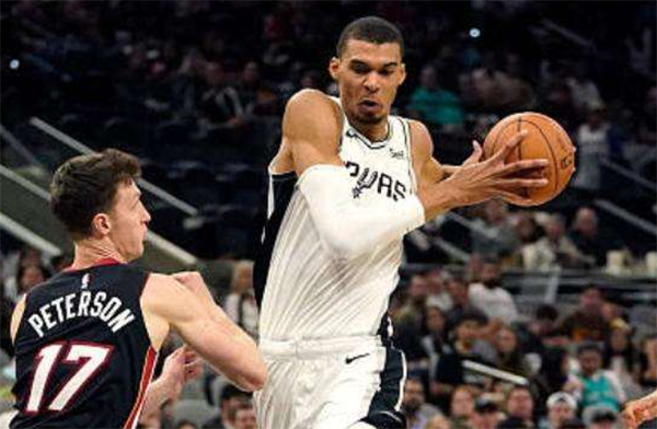 文班亚马15投轰23+3帽：多次暴扣点燃球馆 攻防一体令对手惧怕