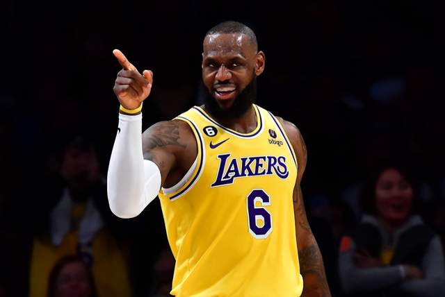 湖人一夜4消息！詹皇恢复神速，新星或拿5000万，欧文加盟悬了