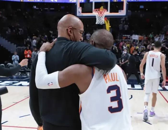 太阳球迷深夜接机！保罗：我不是什么了不起的人，高中还打过预备队呢！