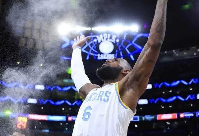 湖人双喜临门！掀翻卫冕冠军外，4对手同时输球，浓眉哈姆乐开花