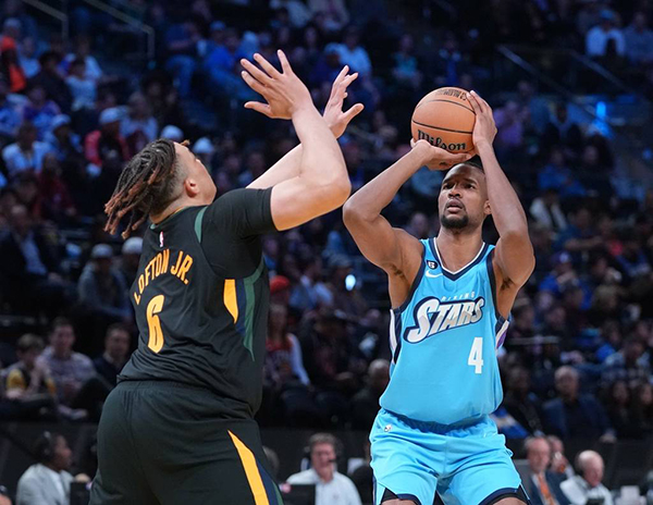 诺阿队40-25战胜特里队晋级决赛 格莱姆斯13分 基迪正负值+20