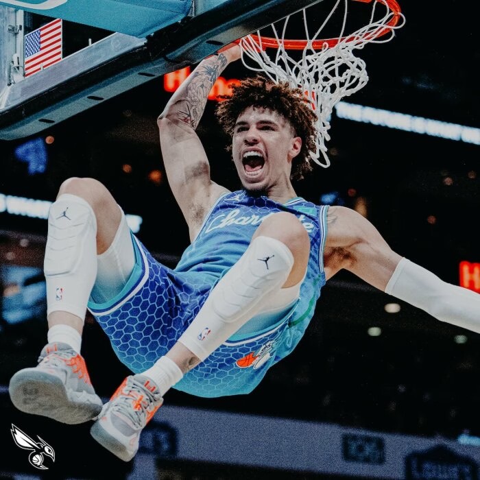 三球正式续约5年2.6亿：签约时透露两大目标 晒美女驾豪车作伴