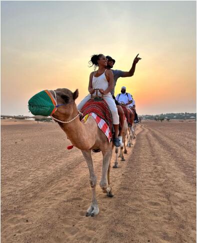库里夫妇同骑骆驼度假：畅游沙漠开心合影 美媒晒三大历史第一纪录