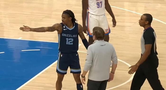 莫兰特两T惨遭驱逐：离场前比心竖大拇指 球迷热议NBA真该管管了