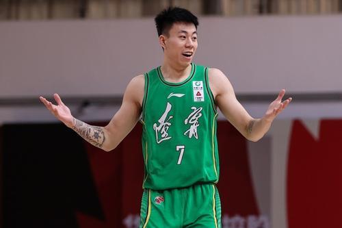 张镇麟女装走秀？撞脸女模特，当红小生太囧了，球迷：接私活了