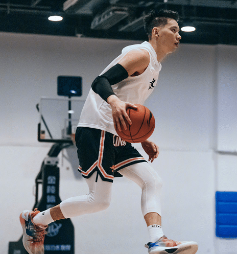 林书豪奔赴诸暨赛区！出征前剪发，腰伤严重，今年或无法出战