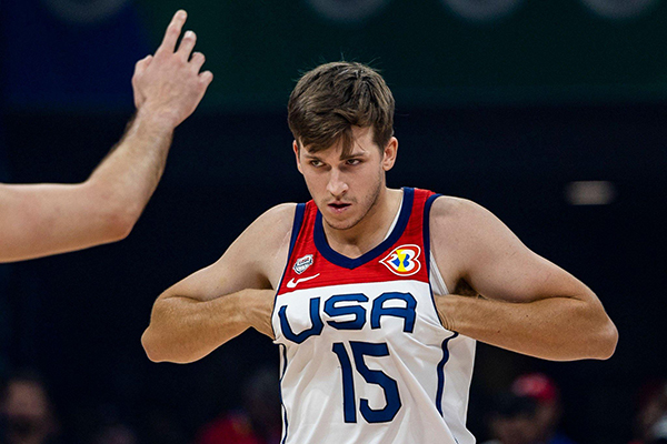 里夫斯人气全队第一！球迷举比詹姆斯强的标牌 华子：你就是那个男人