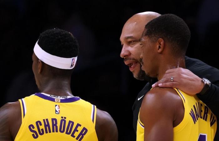 大言不惭！被投23记三分，湖人主帅却狡辩：我们防投篮联盟第一