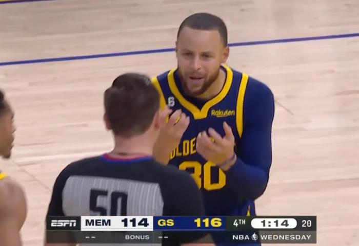 库里不满队友怒摔牙套被驱逐离场 赛后站球员通道等待并且拥抱普尔