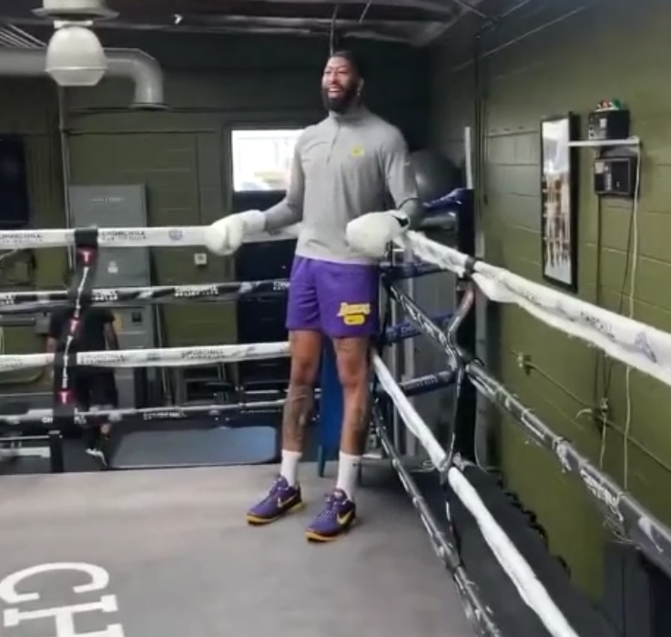 浓眉拳击训练曝光: 连挥直拳却被打中腰部 詹皇计划退役后环游全国