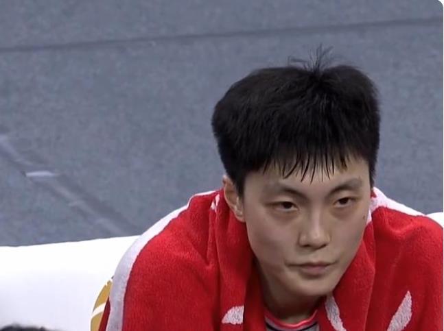 易建联故意肘击吴前？慢镜头还原真相，阿联露无奈笑容