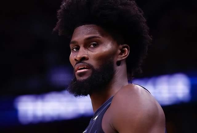 NBA头号玻璃人！魔术1号难逃诅咒，3年只打124分钟，痛失2500万