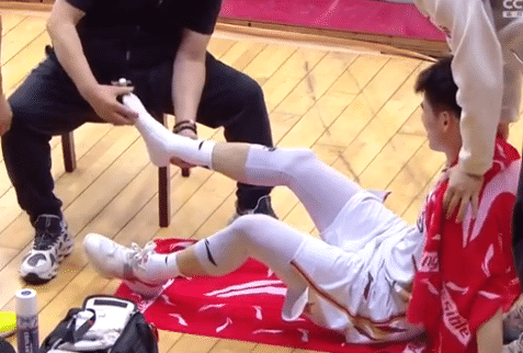 再遭重创！CBA争冠队又伤一人，火爆一战险造冲突，少帅面色铁青