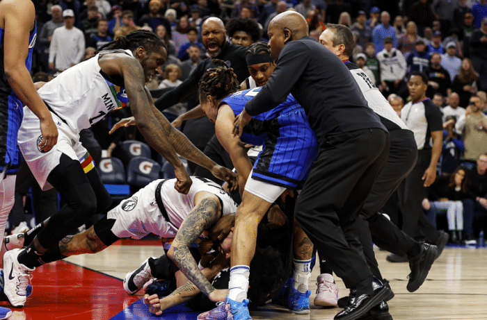 NBA官宣冲突罚单：班巴禁赛4场损失28万 里弗斯禁赛3场4人被罚