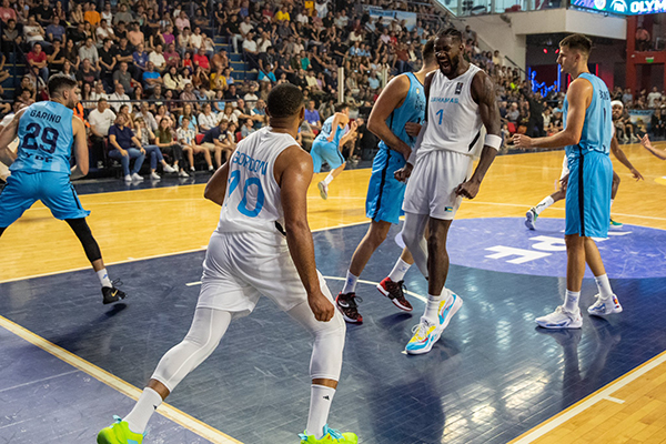 巴哈马夺冠晋级！艾顿10+21疯狂庆祝 34岁戈登27+6记三分太狠