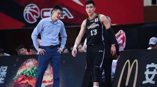 又去录综艺？太黑了啊！郭艾伦直接开出跑车回击......