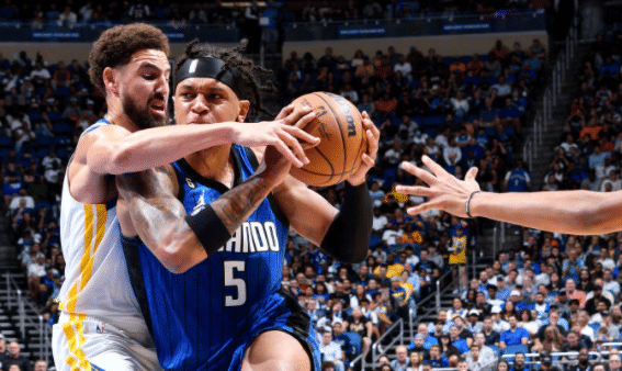 爆冷！勇士输球有多遗憾？库里关键失误抱头，克莱里程碑丢绝杀