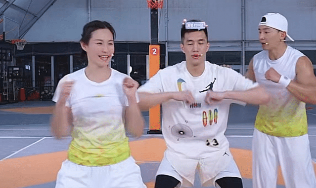 郭艾伦累惨！与刘畊宏唱歌被调侃，跳操求饶：别加量受不了