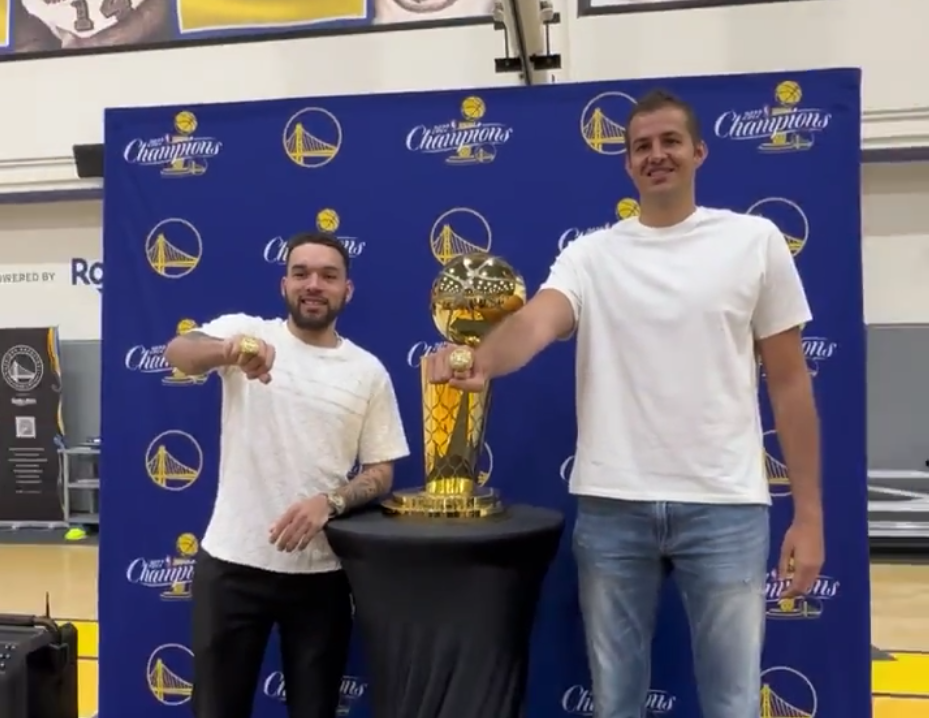 勇士两大旧将正式领取戒指：戴戒指与总冠军奖杯合影 现场球迷欢呼