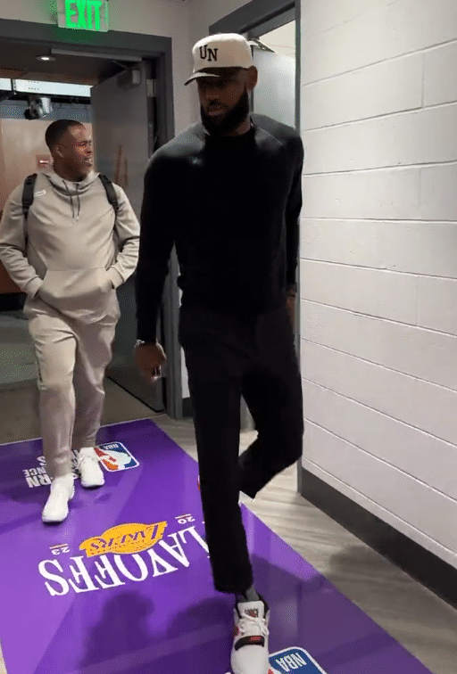 詹皇提前数小时备战G4：冲击8000分里程碑 赤膊暴扣目标避免横扫