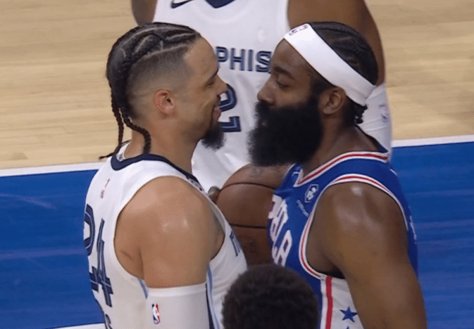 灰熊悍将摸哈登臀部险引冲突：两人口角互喷 恩比德第一时间冲过去