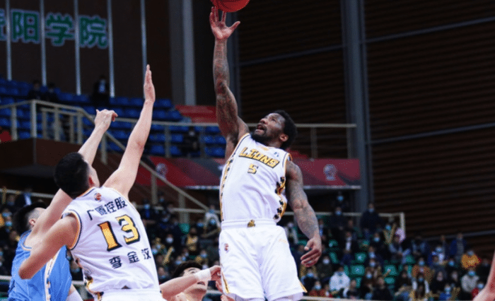 CBA今夜诞生8强！广厦拒重蹈覆辙，巨人杀手恐出局，大黑马或止步