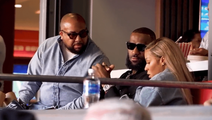 詹姆斯携爱妻现身超级碗：做加冕得分王手势被嘘 转发配上王冠表情