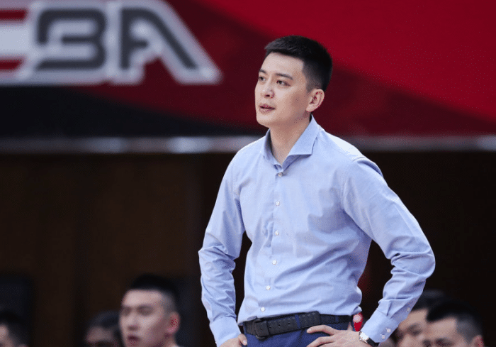 36岁杨鸣成众矢之的！冠军教头非一日之功，辽篮球迷口下留情