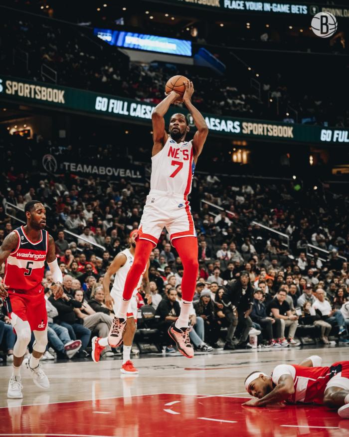 杜兰特28+11+9连刷纪录：晃趴对手太狠 单核带队造42分惨案