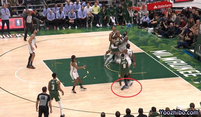 杜兰特一级恶意犯规：疑似垫脚雄鹿悍将 恶犯后露出无奈表情