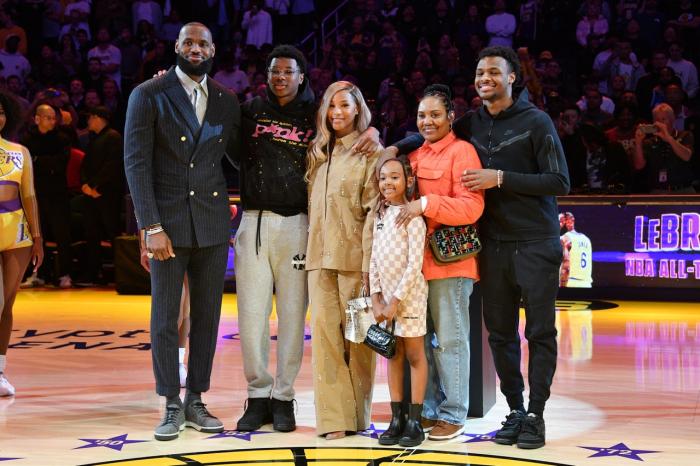 詹皇又公开狂赞爱妻！与拉塞尔激情庆祝：湖人创纪录半场领先鹈鹕35分