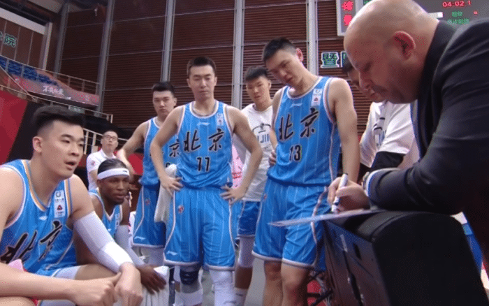 雅尼斯带队3连胜，北京送新疆耻辱一战，22次失误+队史得分第二低